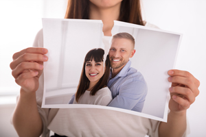 private investigator receiving background details before beginning matrimonial investigation in CT